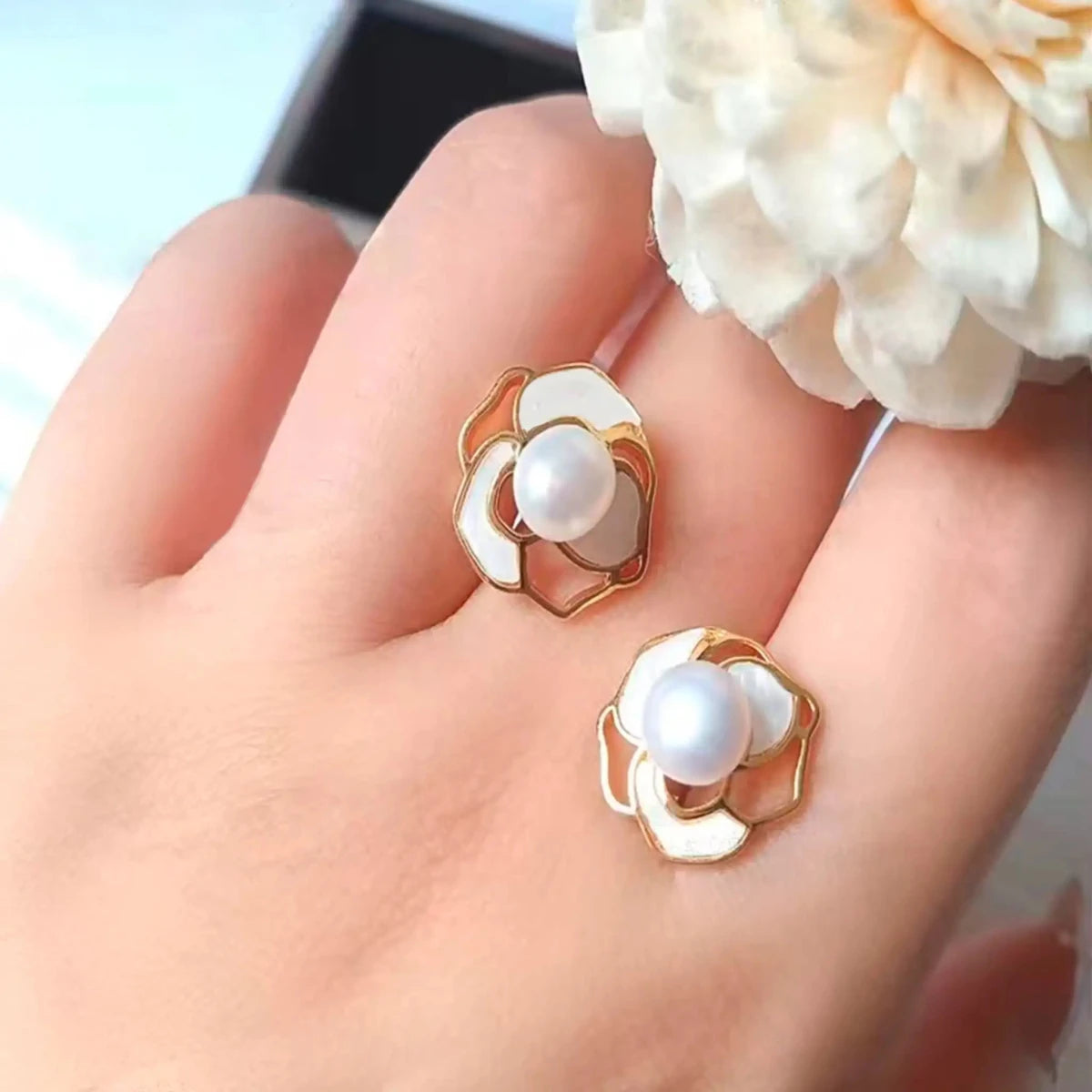 Bloom - Aranyozott ezüst fülbevaló gyöngyház betéttel - Lustra Bella - Alkalmi fülbevalók