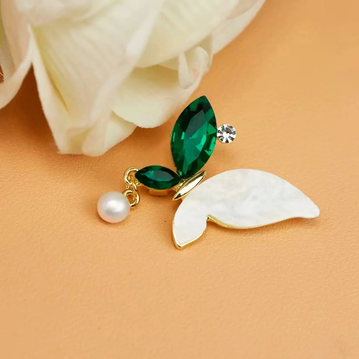 Emerald Wings - édesvízi gyöngy medál - Lustra Bella - Gyöngy brossok